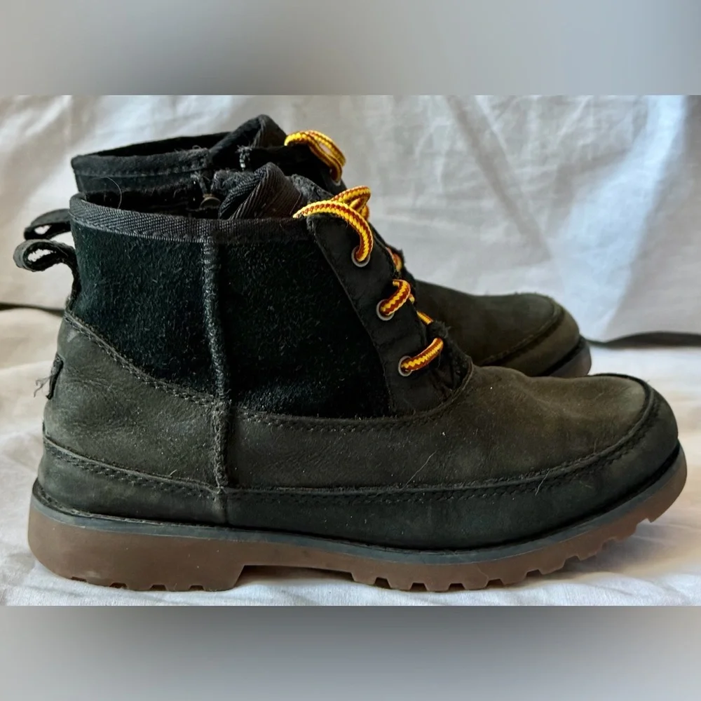 Kids UGG Bradley Ankle Boots Side Zippers Size 2 Black